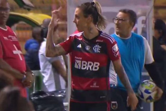 Ex-Benfica pede desculpa depois de ter feito gesto obsceno para os adeptos (vídeos)