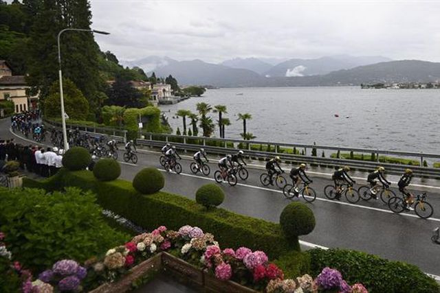 Volta a Itália: Thomas ofereceu camisola rosa a Bruno Armirail