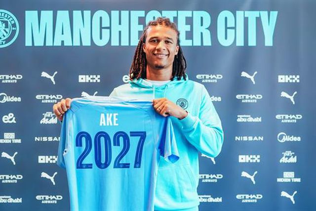 Oficial: Nathan Aké assina novo contrato