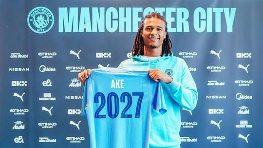 Oficial: Nathan Aké assina novo contrato