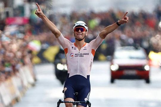 Nem queda impediu Van der Poel de se sagrar campeão mundial