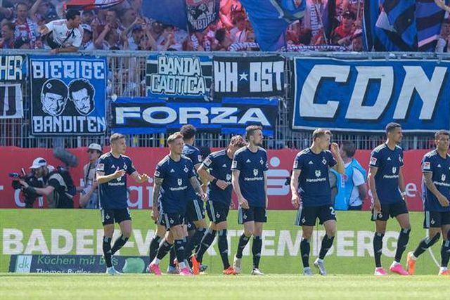 DE LOUCOS! Houve invasão de campo para festejar a subida mas Hamburgo caiu para o 'play-off' (vídeo)