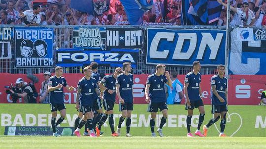 DE LOUCOS! Houve invasão de campo para festejar a subida mas Hamburgo caiu para o 'play-off' (vídeo)