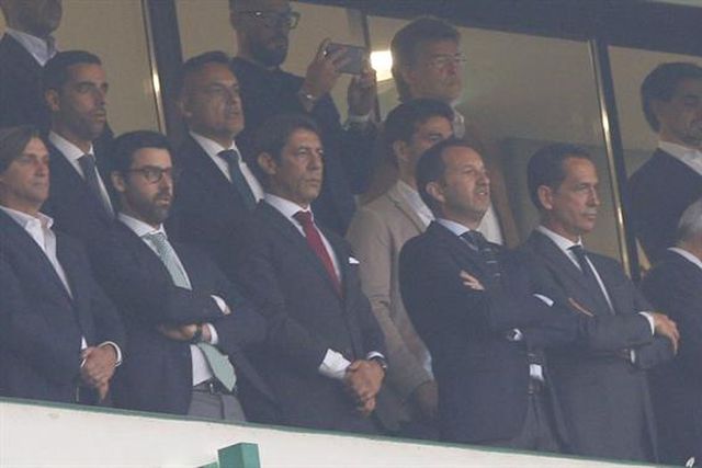 Presidentes lado a lado e Roberto Martínez a tirar notas