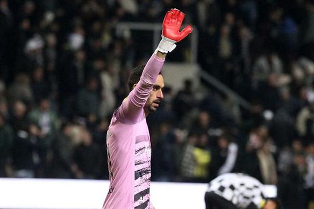 No mercado por um guarda-redes