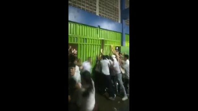 Tragédia: Debandada em estádio causa doze mortos em El Salvador