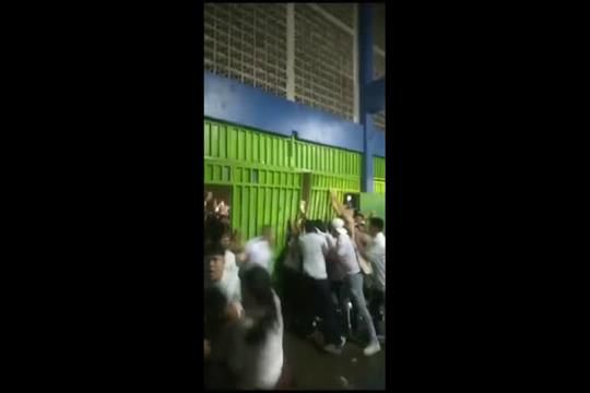 Tragédia: Debandada em estádio causa doze mortos em El Salvador