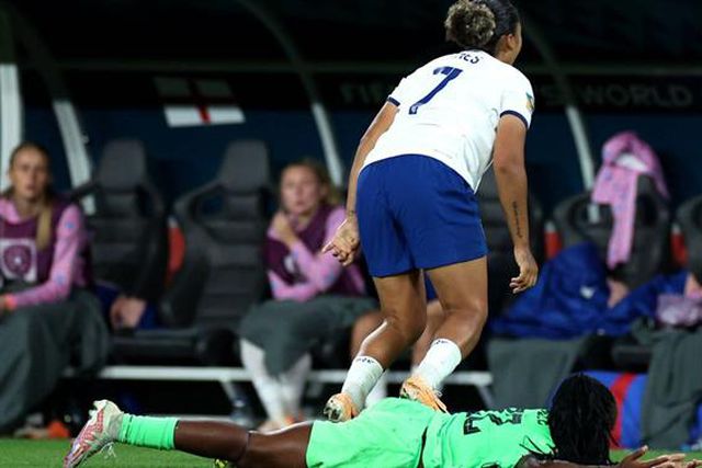 'Conduta violenta' de Lauren James ditou expulsão (vídeo)