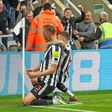 Newcastle goleia e vê a Liga dos Campeões a um pequeno passo