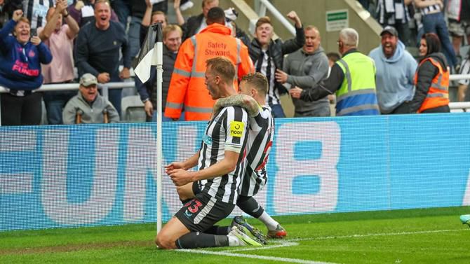 Newcastle goleia e vê a Liga dos Campeões a um pequeno passo