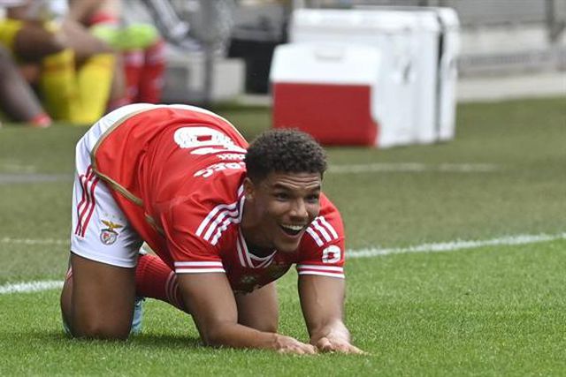 Dúvidas na lateral direita  