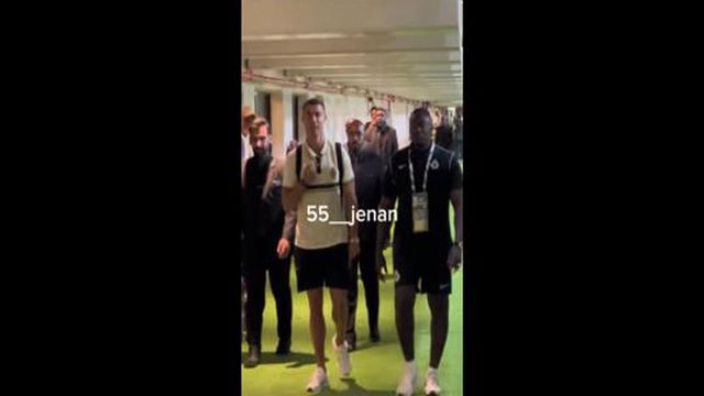 Fã de Ronaldo esperou o astro português após a vitória sobre os tunisinos do Monastir na Champions árabe para que este lhe autografasse uma camisola... do Sporting