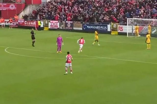 Insólito: guarda-redes do Dudelange marca de cabeça… na própria baliza (vídeo)