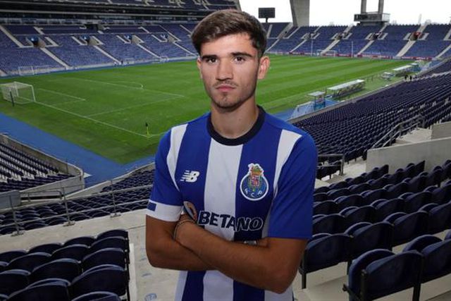 Defesa-central de 19 anos renova e sobe à equipa B: «A minha referência é o Pepe»