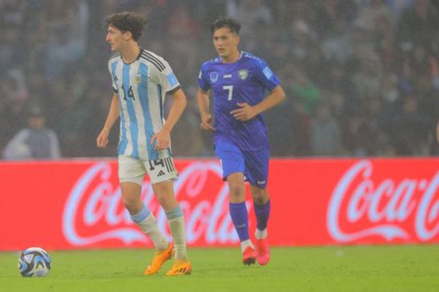 Tanlongo titular na estreia com vitória da Argentina