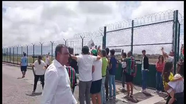 Uma centena de adeptos à espera da equipa do Estrela após subida de divisão