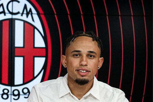 Oficial: avançado suíço por cinco anos