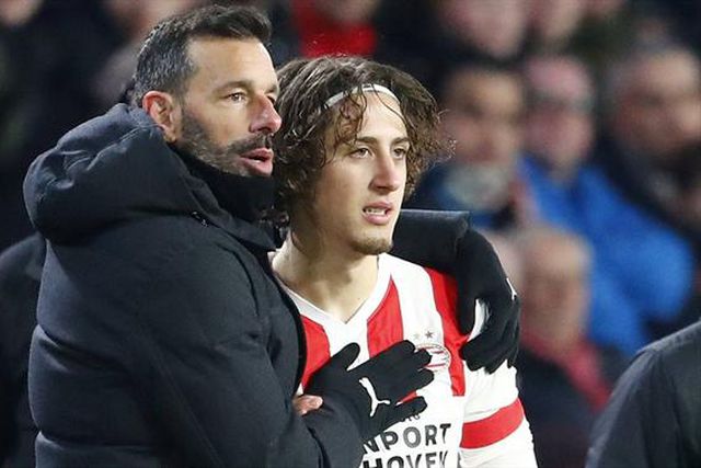 Sucessor de Roger Schmidt anuncia saída e Fábio Silva fica sem treinador