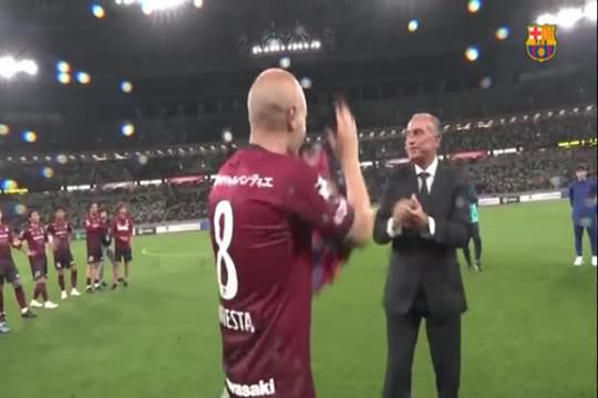 Iniesta homenageado