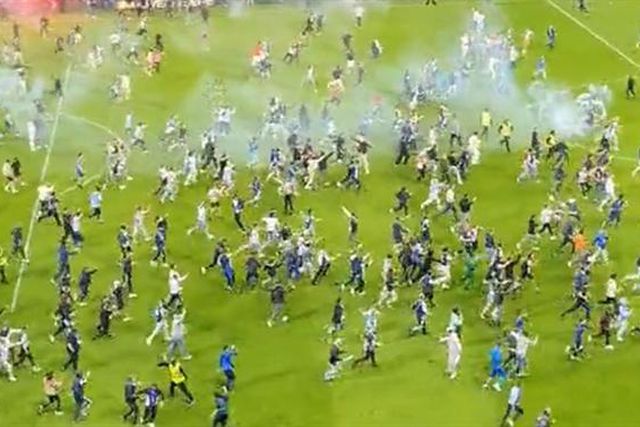 Insólito: Adeptos pensaram ter ouvido o apito do árbitro e invadiram campo a… 30 segundos do fim (vídeo)