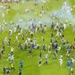 Insólito: Adeptos pensaram ter ouvido o apito do árbitro e invadiram campo a… 30 segundos do fim (vídeo)