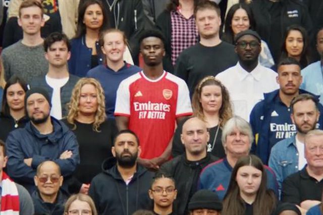 Saka entre os adeptos a lançar nova camisola celebra os ‘invencíveis’ de há 20 anos (vídeo)