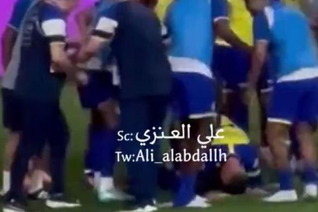 Ronaldo reza a Alá em festejo e é aplaudido pelos colegas (vídeo)