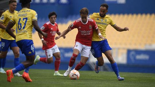 Estoril supera Benfica com António Silva e João Neves a ver