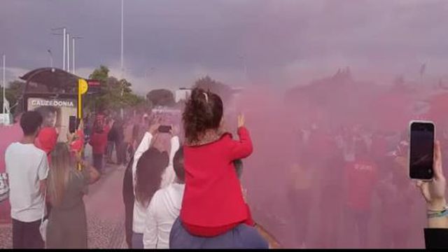 A loucura na saída da equipa do Benfica no Seixal!