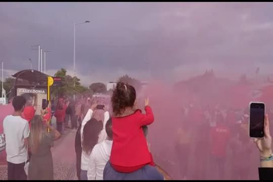 A loucura na saída da equipa do Benfica no Seixal!