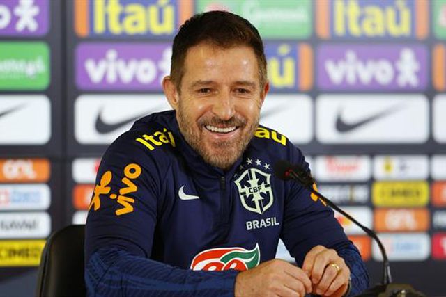 Selecionador brasileiro elogia alvo do Benfica (vídeo)