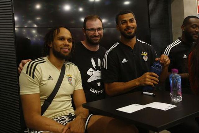 Bicampeões nacionais em sessão de autógrafos na Luz (fotogaleria)