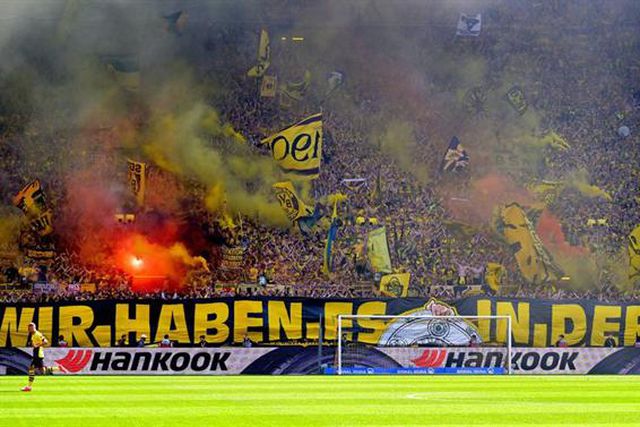 Arrepiante: Após perda de título, adeptos cantam e apoiam equipa (vídeo)