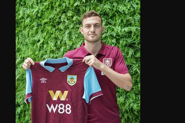 Oficial: Burnley anuncia extremo (vídeo)