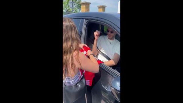 Jovem adepta do Benfica foi ao centro de treinos do Wolverhampton e pediu a Raúl Jiménez para autografar camisola do clube da Luz. Veja a reação do avançado mexicano