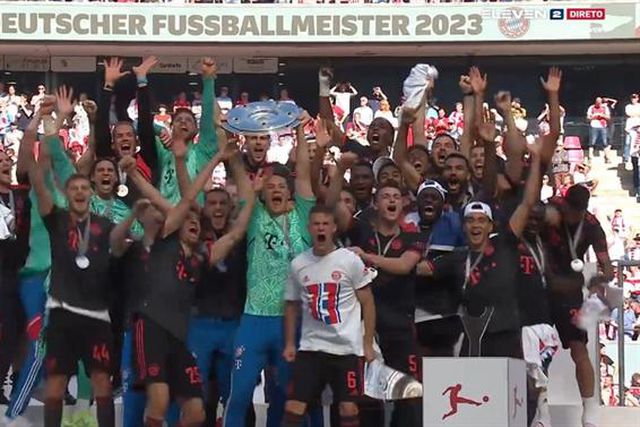 Jogadores do Bayern levantam pela 11.ª vez seguida o troféu de campeão(vídeo)