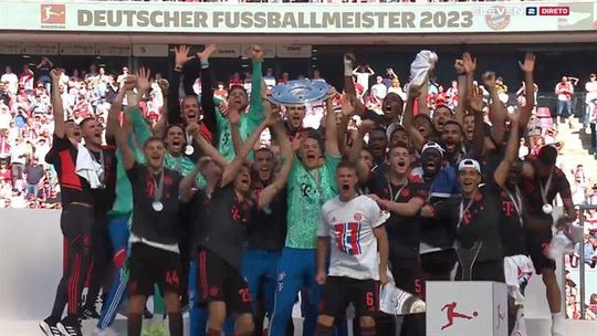 Jogadores do Bayern levantam pela 11.ª vez seguida o troféu de campeão(vídeo)