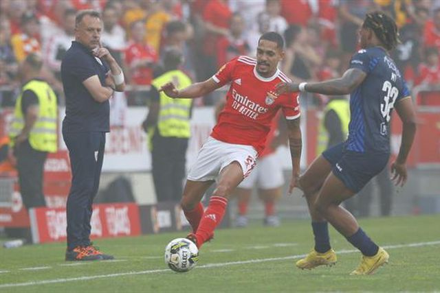 Gilberto em jeito de despedida: «Ficaria muito triste se saísse sem lhes dar isso»