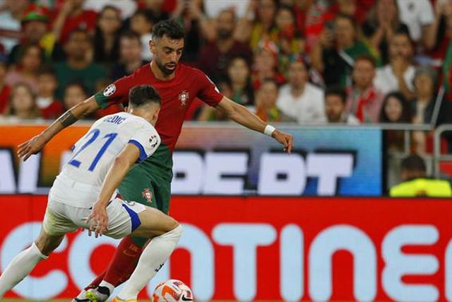 Bruno Fernandes comenta assobios a Otávio e faz pedido