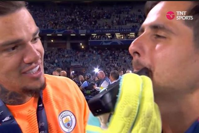 Ederson paga promessa (ainda de luvas) e deixa cortar a barba (vídeo)