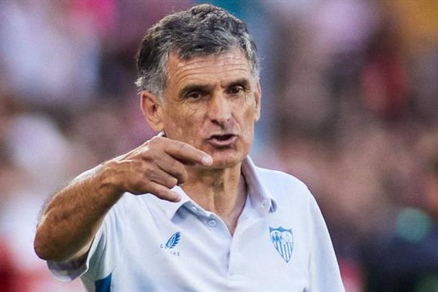 Treinador que venceu a Liga Europa renova contrato