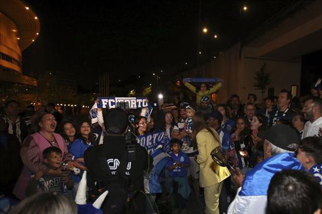 Dragões recebidos em festa no Porto após paragem em Fátima