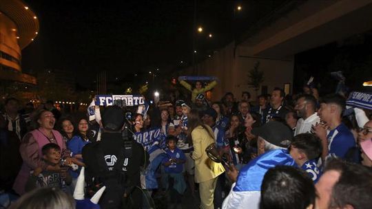 Dragões recebidos em festa no Porto após paragem em Fátima