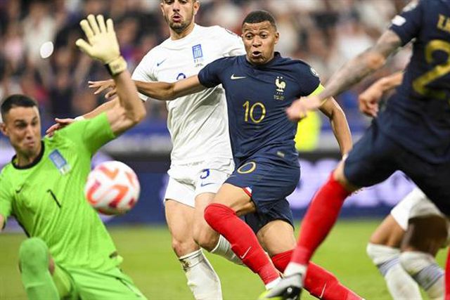 Insólito: Vlachodimos 'trata' dores nas costas com jogo a decorrer (vídeo)