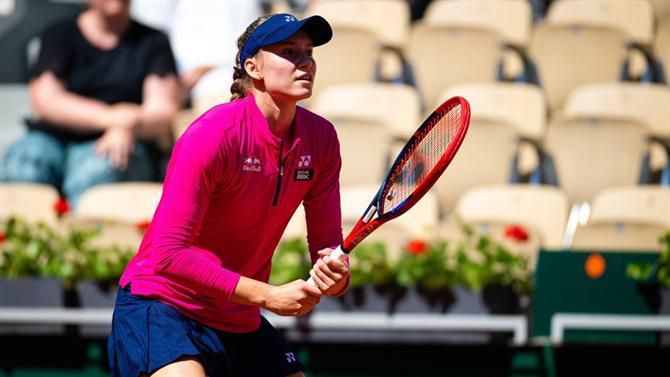Elena Rybakina desiste de Roland Garros devido a doença; Iga Swiatek nos oitavos