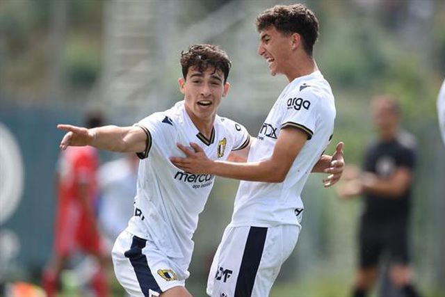 Inédito! Famalicão goleia Benfica e é campeão nacional!