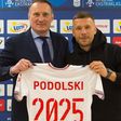 Podolski vai continuar até 2025