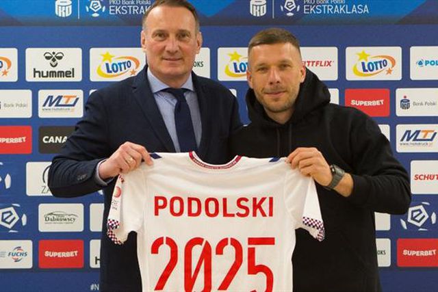 Podolski vai continuar até 2025