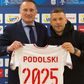 Podolski vai continuar até 2025