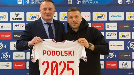 Podolski vai continuar até 2025